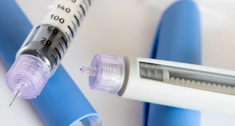 due pennette pre-riempite utilizzate come esempio per illustrare cosa sono i farmaci dimagranti e il funzionamento dei loro principi attivi