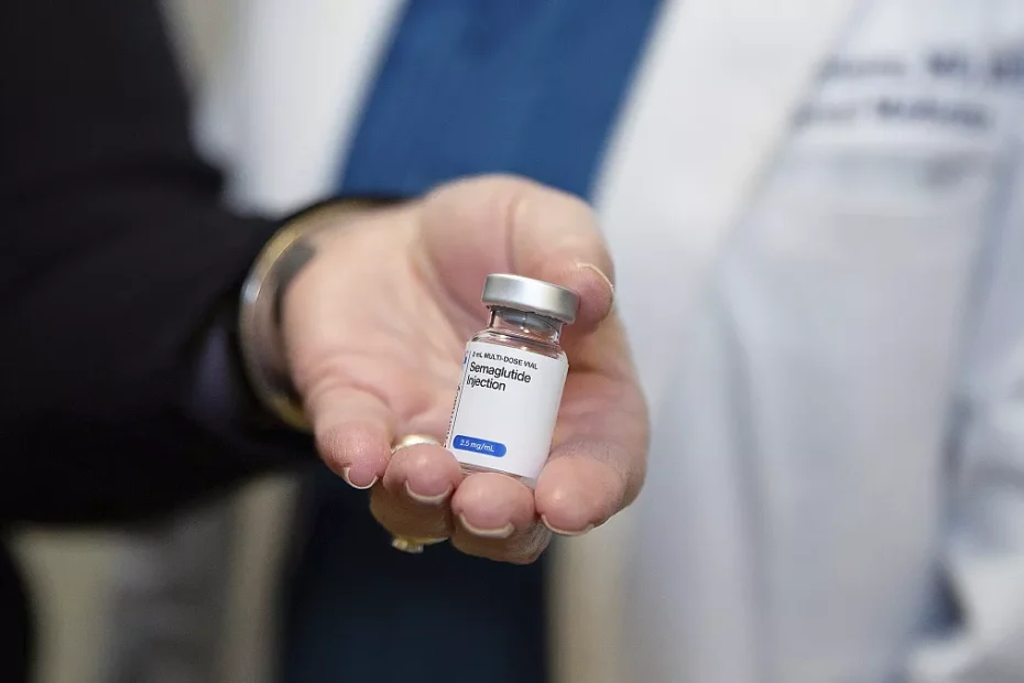una mano che stringe un flacole di soluzione a base di semaglutide