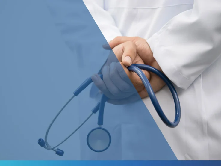 un medico di spalle che stringe tra le mani uno stetoscopio