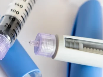 due pennette pre-riempite utilizzate come esempio per illustrare cosa sono i farmaci dimagranti e il funzionamento dei loro principi attivi