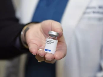 una mano che stringe un flacole di soluzione a base di semaglutide